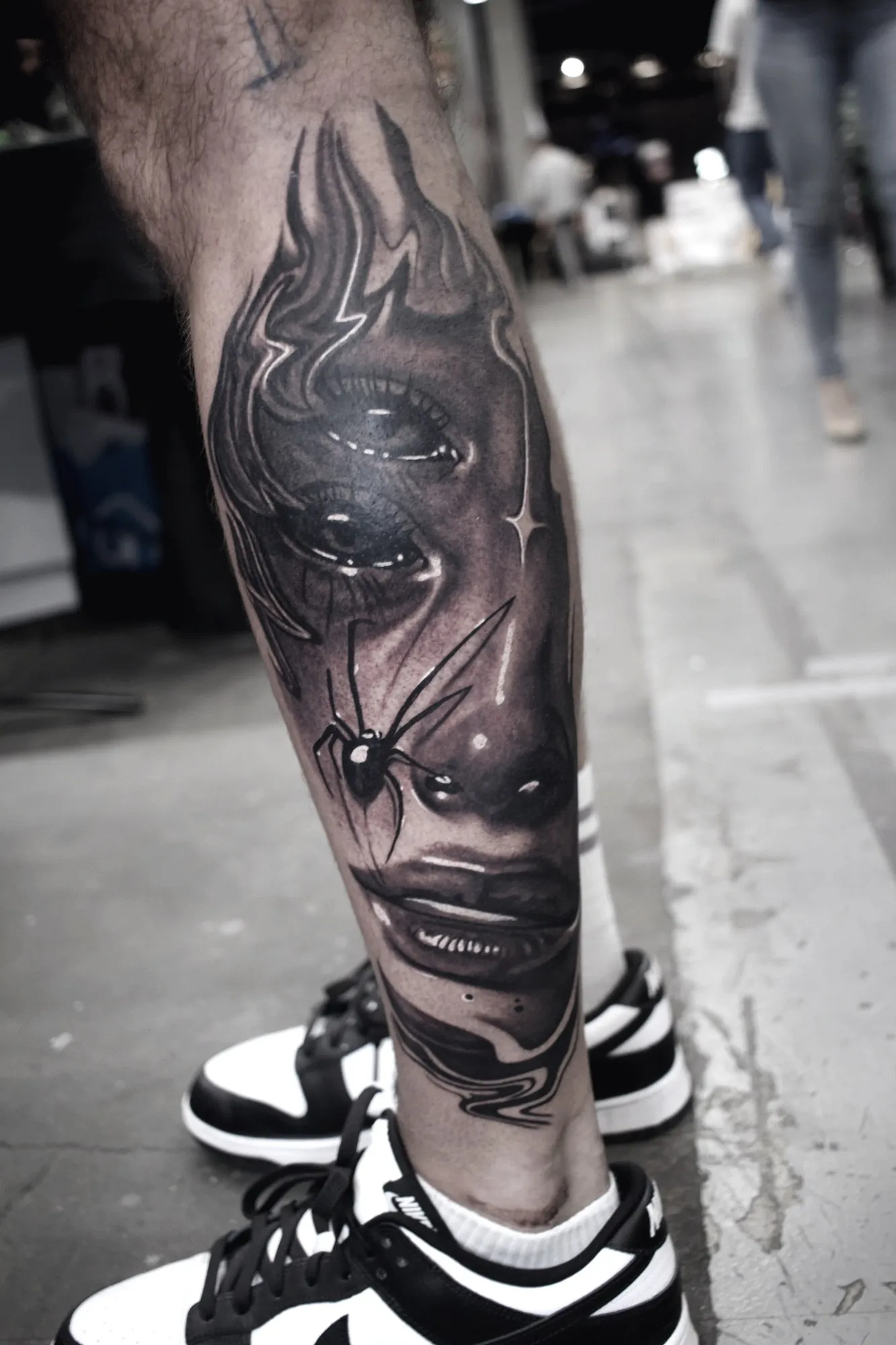 Față de femeie cu flăcări și păianjen, black & grey pe gambă