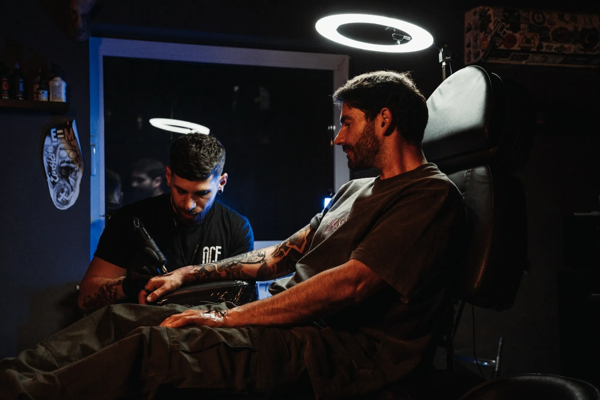Vlad Shulea tatuând în studio