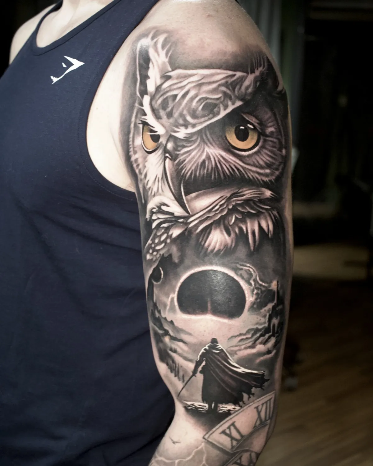 Sleeve cu bufniță, eclipsă, războinic și ceas roman