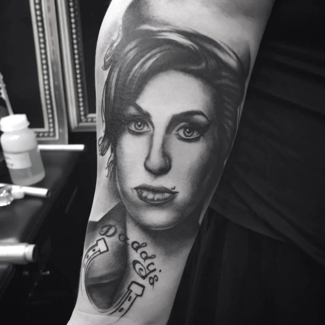 Portret Amy Winehouse, black & grey, tatuajul premiat la Wrexham Tattoo Show 2018